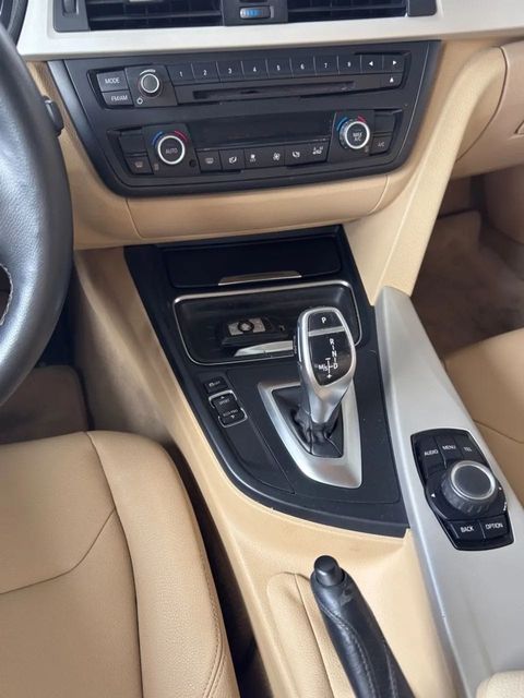 BMW 320i, console central e alavanca de câmbio (foto 12 de 17)