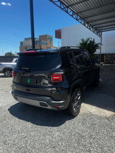 Jeep Renegade na cor preta, vista traseira em três quartos (foto 4 de 12)