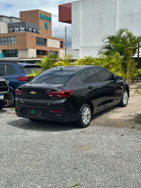 Chevrolet Onix Plus na cor preta, vista traseira em três quartos (foto 4 de 14)