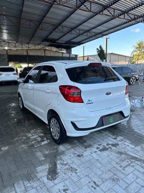 Ford Ka na cor branca, vista traseira em três quartos (foto 4 de 12)