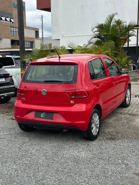 Volkswagen Fox na cor vermelha, vista traseira em três quartos (foto 4 de 15)