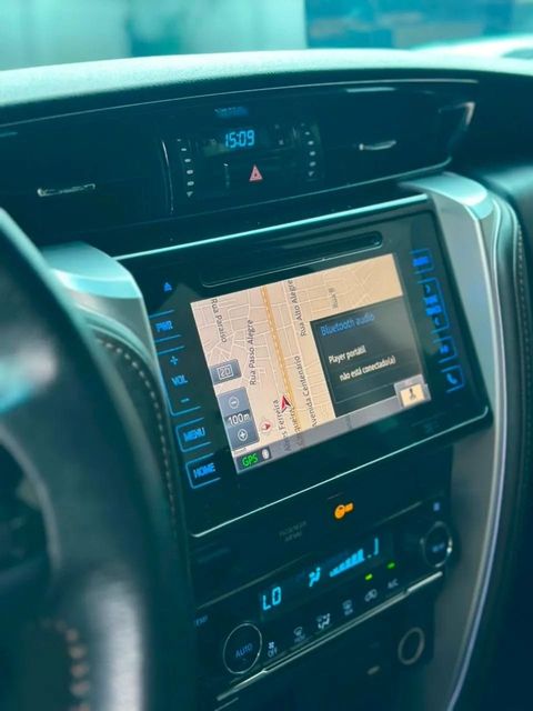 Toyota Hilux SW4, central multimídia e comandos do painel
