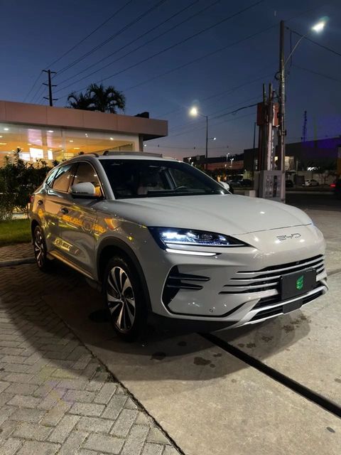 BYD Song Plus na cor cinza, vista dianteira em três quartos (foto 4 de 17)