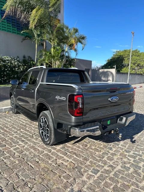 Ford Ranger na cor cinza, vista traseira em três quartos (foto 6 de 17)