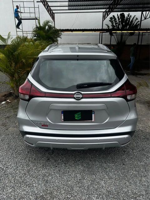 Nissan Kicks na cor prata, vista de trás