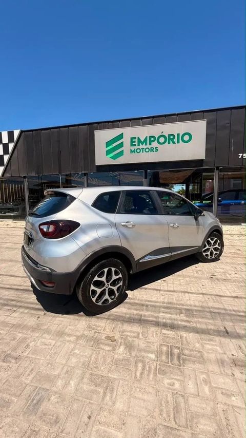 Renault Captur na cor prata, vista traseira em três quartos (foto 8 de 19)