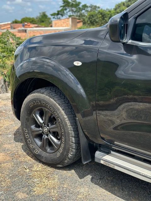 Nissan Frontier na cor preta, vista lateral