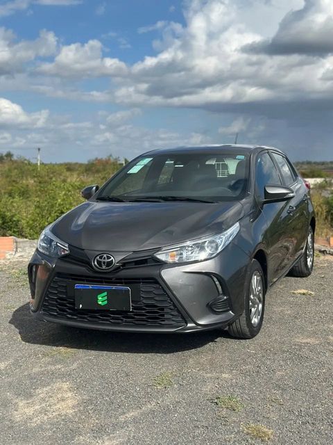 Toyota Yaris na cor cinza, vista dianteira em três quartos (foto 6 de 13)