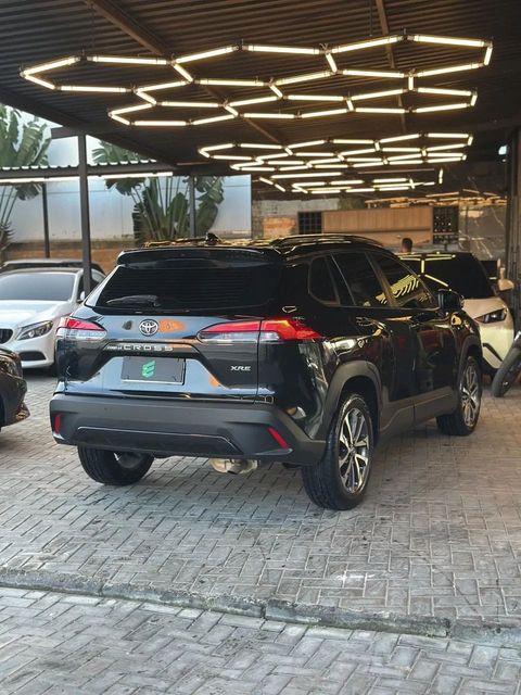 Toyota Corolla Cross na cor preta, vista traseira em três quartos (foto 5 de 15)