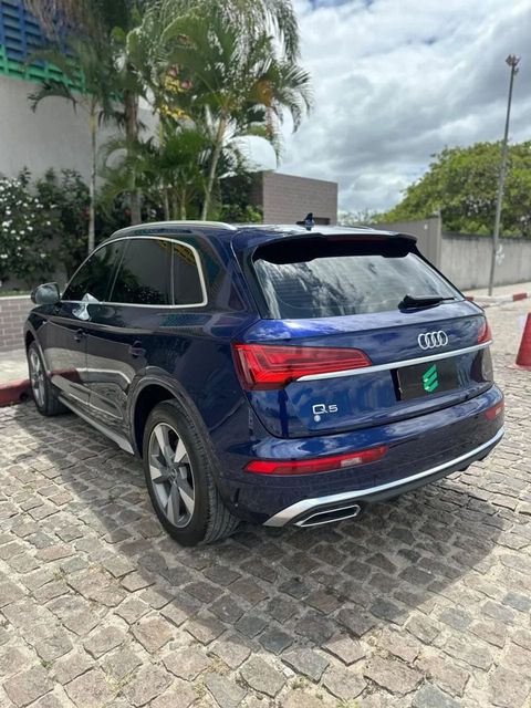 Audi Q5 na cor azul, vista traseira em três quartos (foto 4 de 15)
