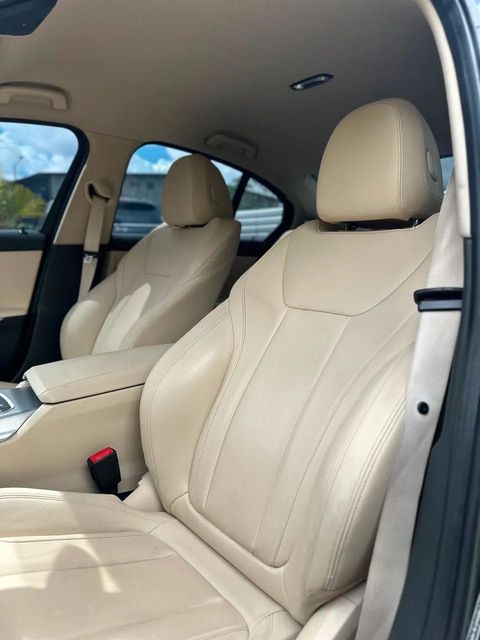 BMW 320i, bancos dianteiros