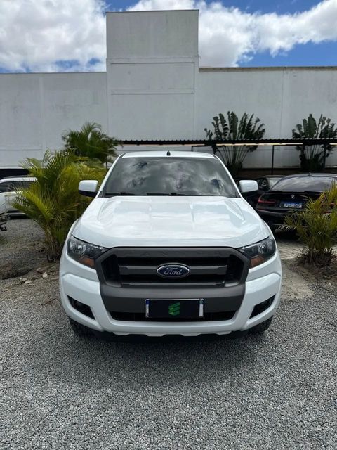 Ford Ranger na cor branca, vista de frente