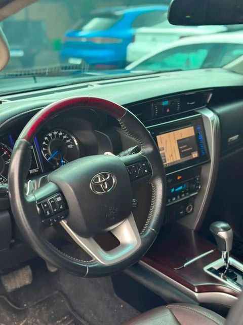 Toyota Hilux SW4, painel e volante