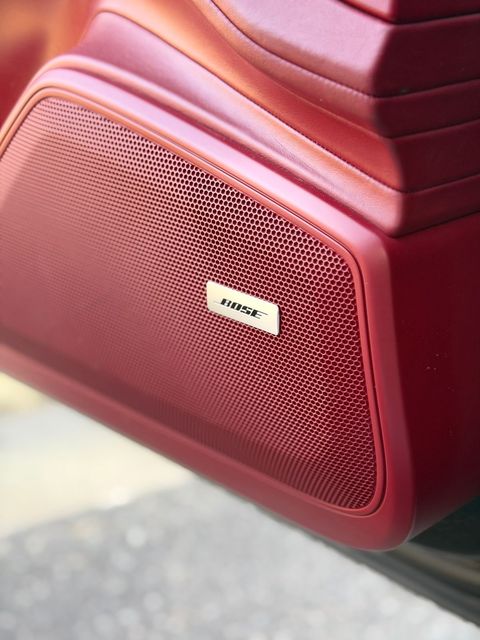 Detalhe do alto-falante do sistema de som premium