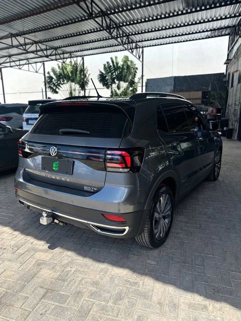Volkswagen T-Cross na cor cinza, vista traseira em três quartos (foto 5 de 13)