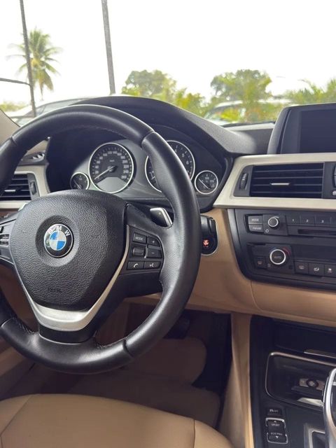 BMW 320i, volante e quadro de instrumentos