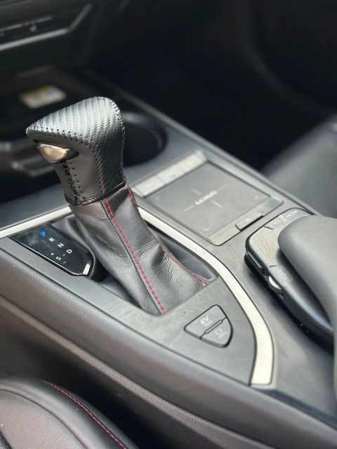 Lexus UX 250h, console central e alavanca de câmbio