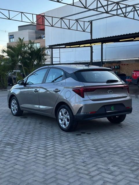 Hyundai HB20 na cor prata, vista traseira em três quartos (foto 5 de 12)