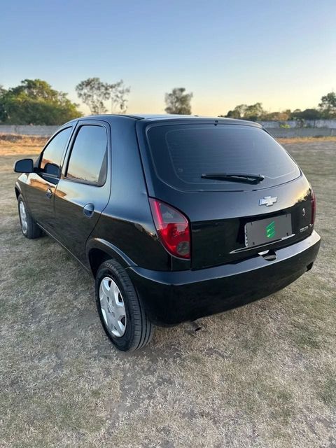 Chevrolet Celta na cor preta, vista traseira em três quartos (foto 5 de 12)