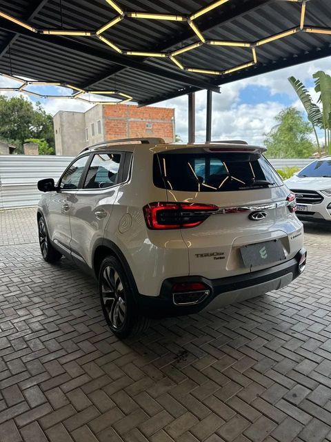 Chery Tiggo 5X na cor branca, vista traseira em três quartos (foto 4 de 16)
