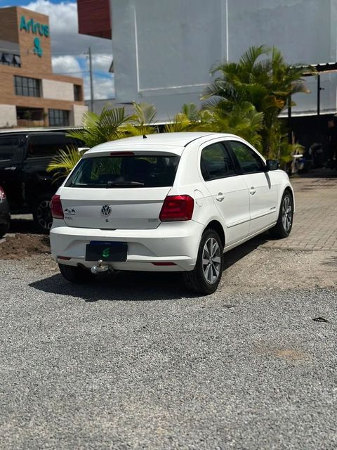 Volkswagen Gol na cor branca, vista traseira em três quartos (foto 5 de 14)