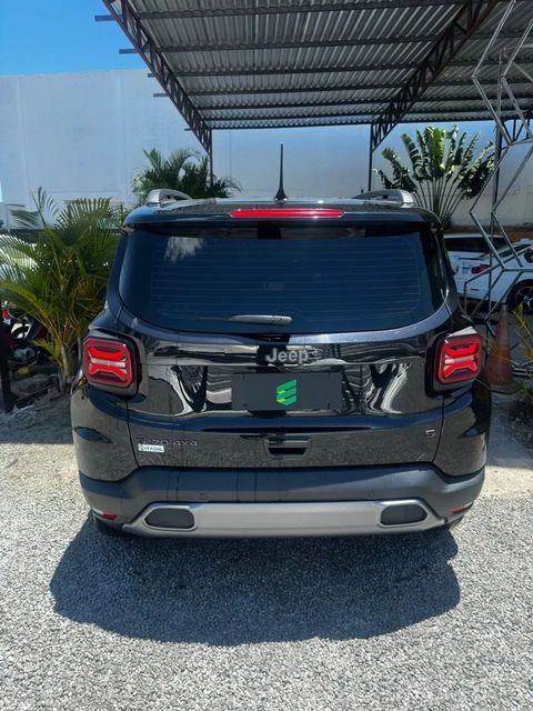 Jeep Renegade na cor preta, vista de trás