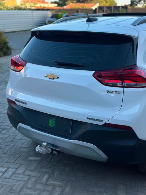 Chevrolet Tracker na cor branca, vista de trás