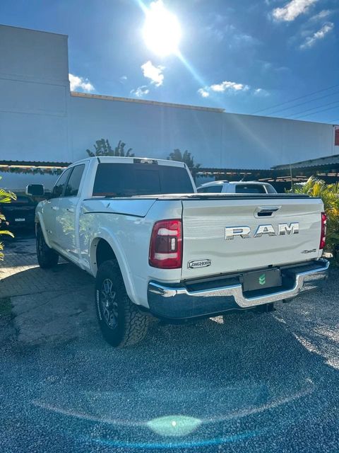 Ram 3500 na cor branca, vista traseira em três quartos (foto 5 de 19)