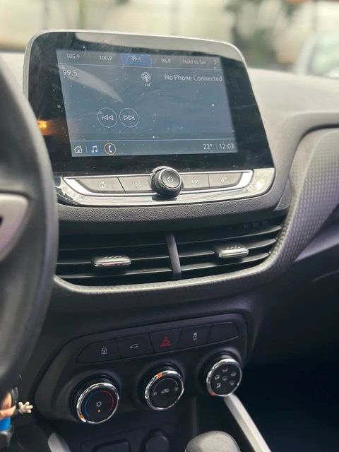 Chevrolet Onix Plus, central multimídia e comandos do painel