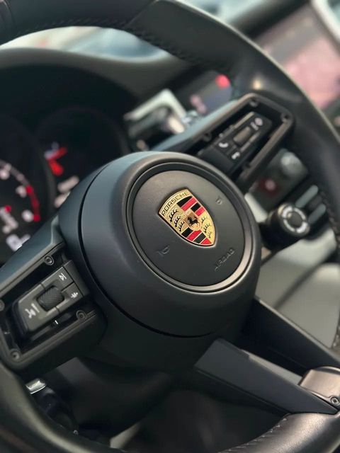 Porsche Macan, volante e quadro de instrumentos