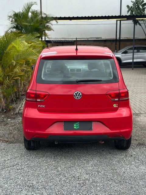 Volkswagen Fox na cor vermelha, vista de trás