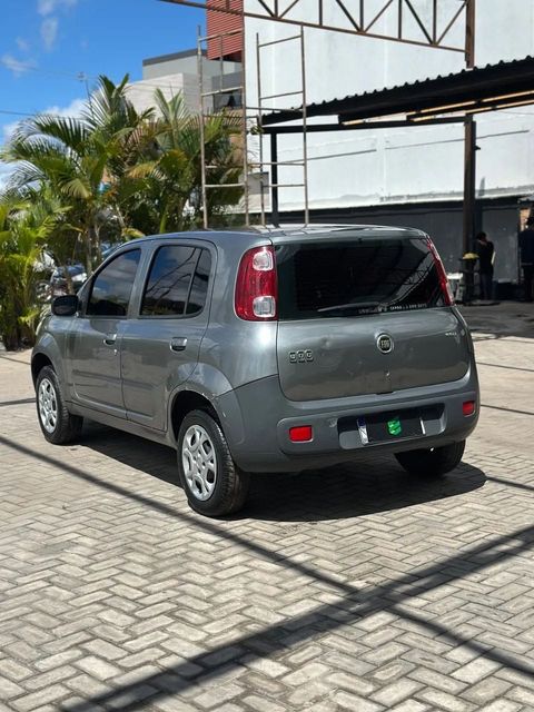 Fiat Uno na cor cinza, vista traseira em três quartos (foto 6 de 13)
