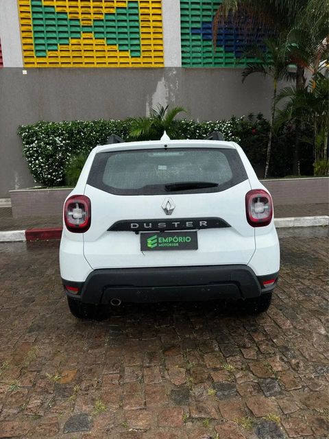 Renault Duster na cor branca, vista de trás