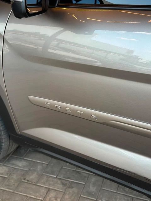 Hyundai Creta na cor prata, vista lateral