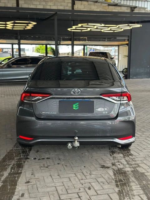 Toyota Corolla na cor cinza, vista de trás