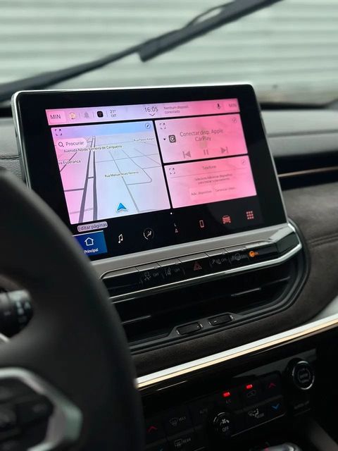 Jeep Commander, central multimídia e comandos do painel