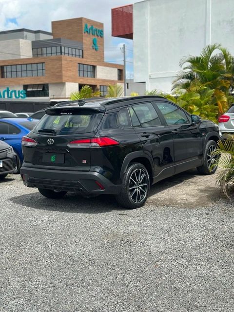 Toyota Corolla Cross na cor preta, vista traseira em três quartos (foto 3 de 15)