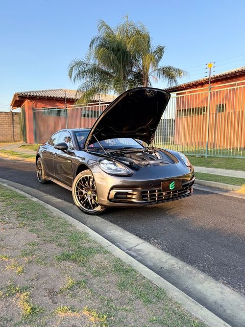 Panamera com o capô aberto