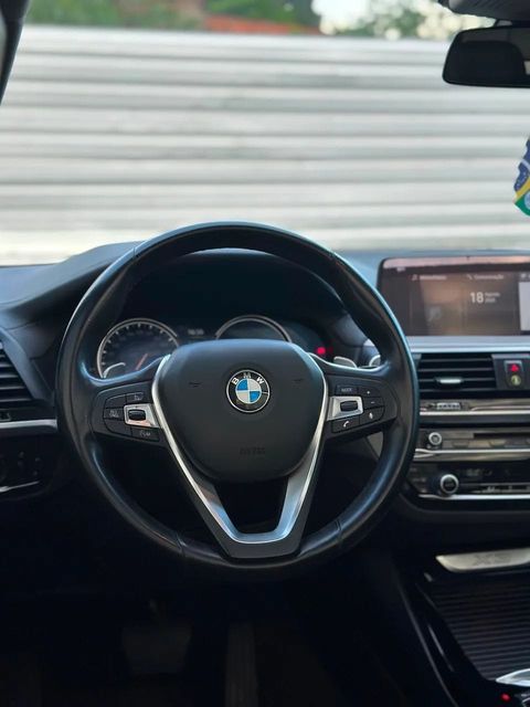 BMW X3, volante e quadro de instrumentos