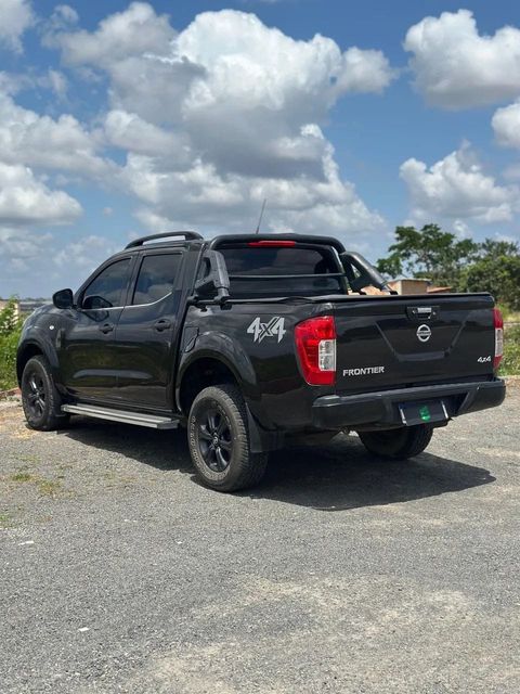 Nissan Frontier na cor preta, vista traseira em três quartos (foto 5 de 16)