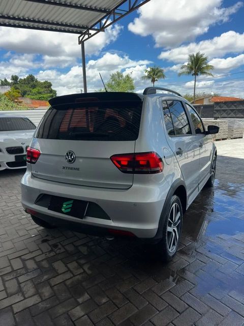 Volkswagen Fox na cor prata, vista traseira em três quartos (foto 6 de 12)