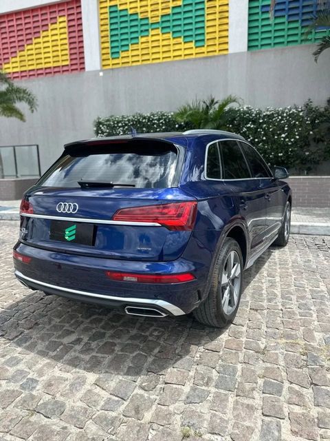 Audi Q5 na cor azul, vista traseira em três quartos (foto 5 de 15)