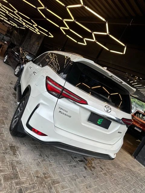 Toyota Hilux SW4 na cor branca, vista traseira em três quartos (foto 5 de 13)