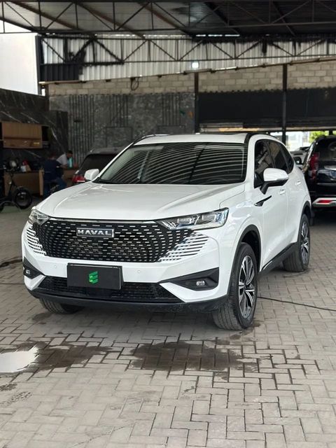 GWM Haval H6 na cor branca, vista dianteira em três quartos (foto 5 de 15)