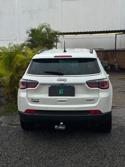 Jeep Compass na cor branca, vista de trás