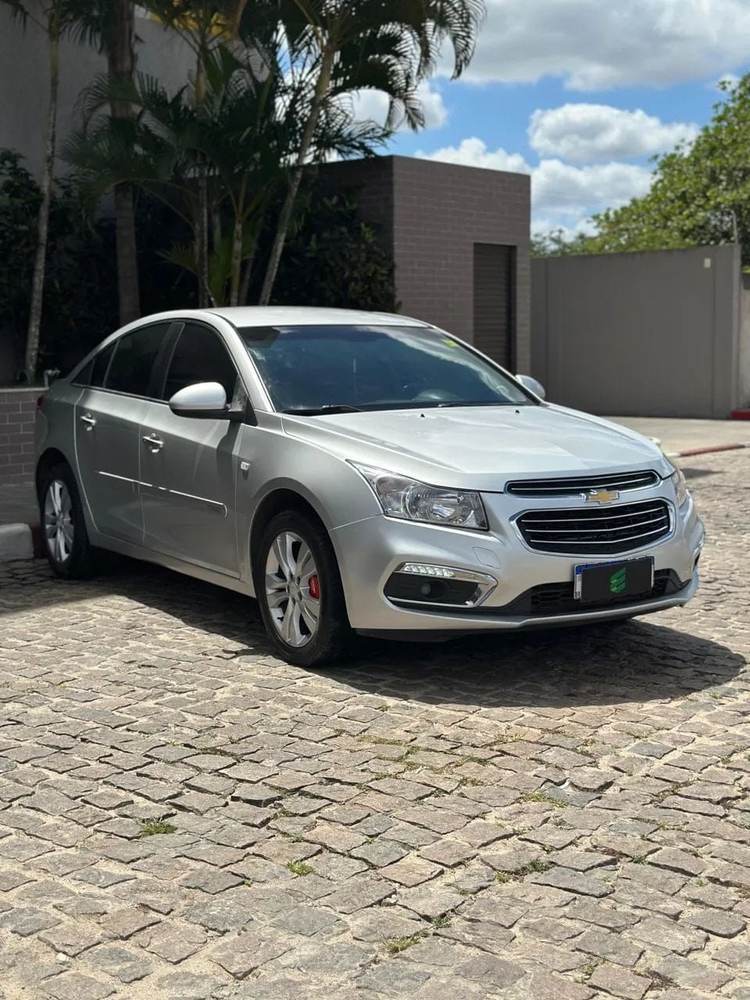 Chevrolet Cruze na cor prata, vista dianteira em três quartos