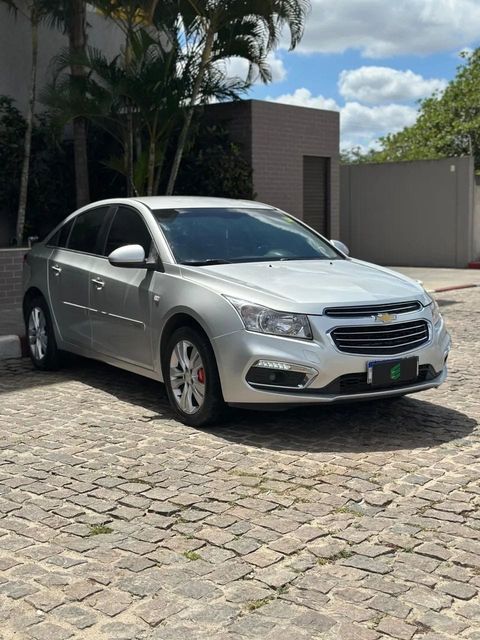 Chevrolet Cruze na cor prata, vista dianteira em três quartos (foto 1 de 15)