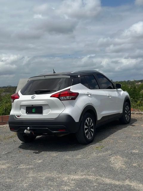 Nissan Kicks na cor branca, vista traseira em três quartos (foto 5 de 14)