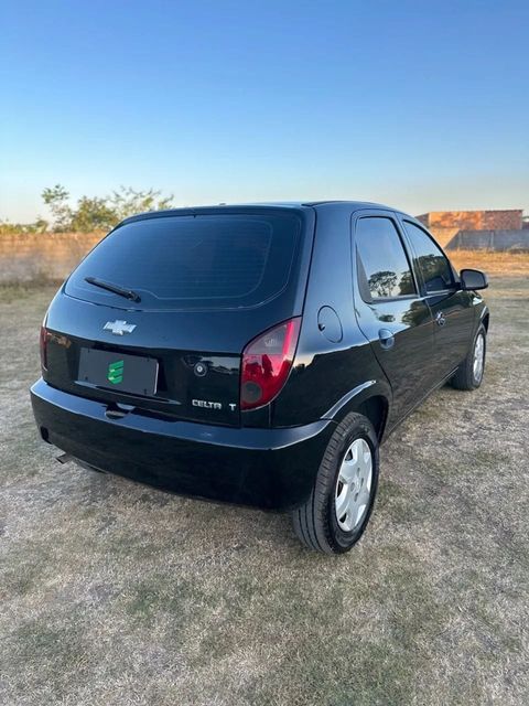 Chevrolet Celta na cor preta, vista traseira em três quartos (foto 6 de 12)