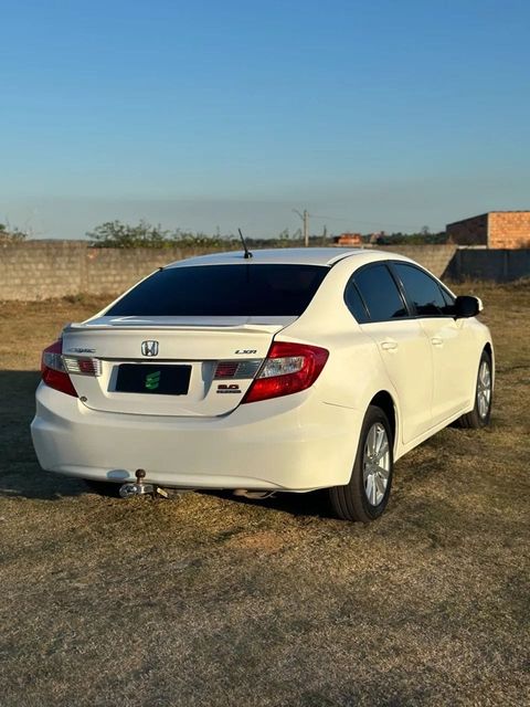 Honda Civic na cor branca, vista traseira em três quartos